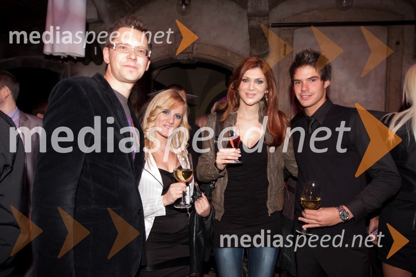 Manca Špik, pevka, fant Primož Goričnik in člana skupine 4 PlayPink Si Sloveniji, koncert ob začetku delovanja v Sloveniji