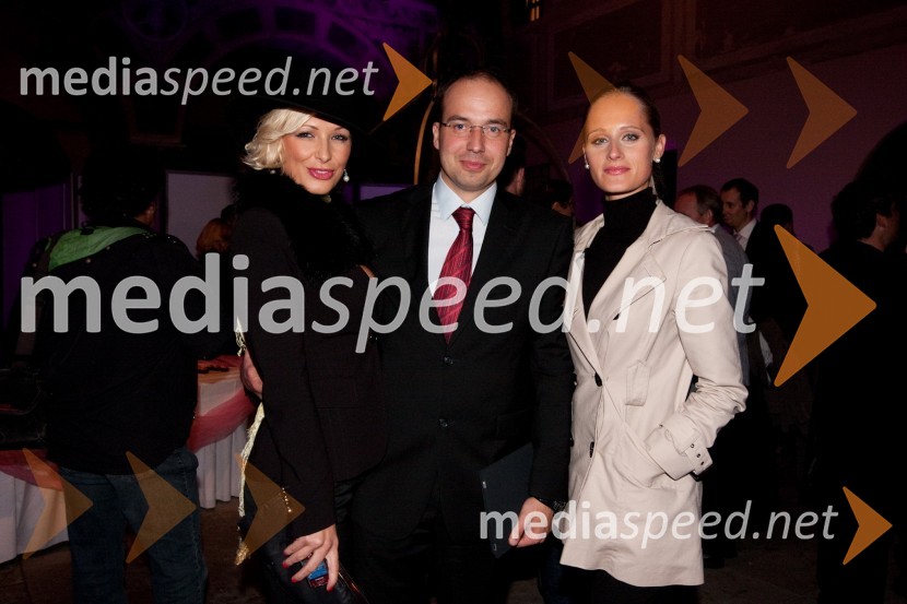 Maja Kljun, manekenka, Leo Oblak, predsednik uprave družbe Infonet Media in Daniela Bervar, vodja Cotrugli Business School SlovenijaPink Si Sloveniji, koncert ob začetku delovanja v Sloveniji