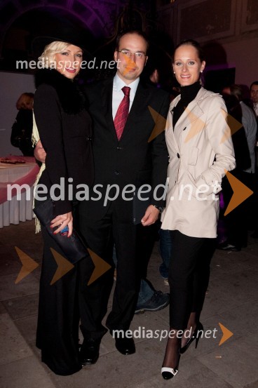 Maja Kljun, manekenka, Leo Oblak, predsednik uprave družbe Infonet Media in Daniela Bervar, vodja Cotrugli Business School SlovenijaPink Si Sloveniji, koncert ob začetku delovanja v Sloveniji