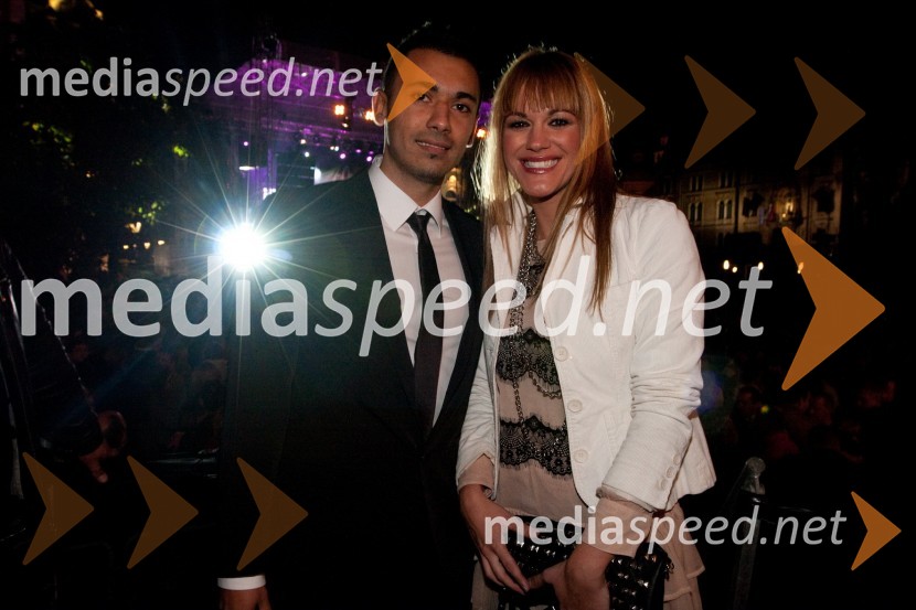 Nino Denkovski, povezovalec prireditve in Rebeka Dremelj, pevkaPink Si Sloveniji, koncert ob začetku delovanja v Sloveniji