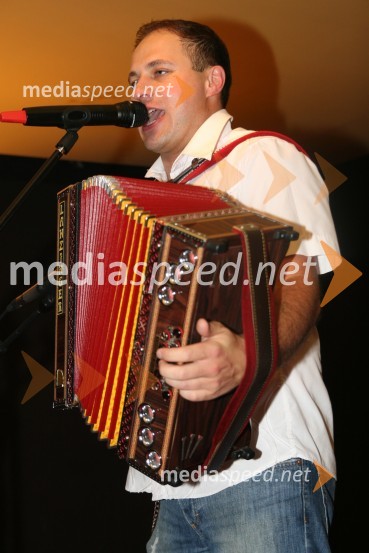 Boštjan Konečnik, harmonikarIOP, zabava ob prvi obletnici podjetja
