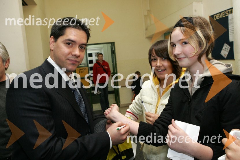 Sašo Filipovski med oboževalkamiAllstars Maribor