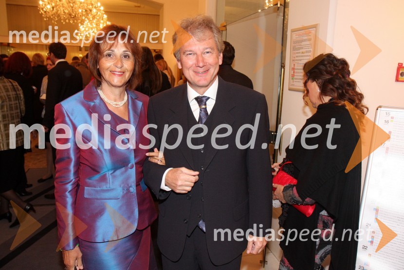 Dr. Davorin Kračun, profesor na Ekonomsko-poslovni fakulteti Univerze v Mariboru ter nekdanji veleposlanik Slovenije v ZDA in soproga Andreja Kračun, predsednica dobrodelnega združenja Koraki za korakceLa boheme, premiera opere SNG Maribor