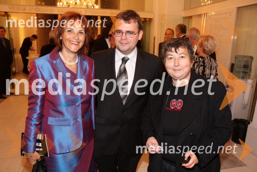 Andreja Kračun, predsednica dobrodelnega združenja Koraki za korakce, Alan Kavčič, predstavnik za odnose z javnostmi SNG Maribor ter Dragica Petrovič, producentka in režiserkaLa boheme, premiera opere SNG Maribor