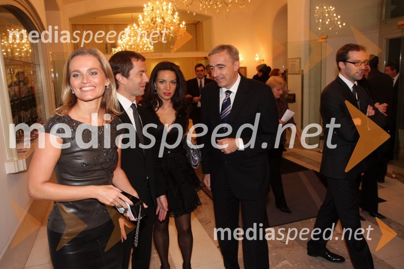 Katarina Kresal, ministrica za notranje zadeve RS, Tomaž Orešič, kandidat za župana Mestne občine Maribor, njegova soproga Tijana in Aleš Zalar, minister za pravosodjeLa boheme, premiera opere SNG Maribor