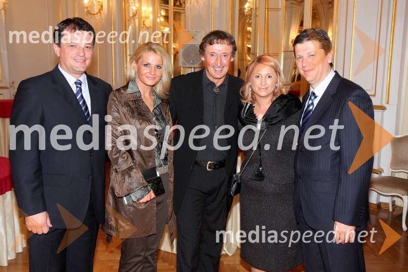 Gregor Jager, kandidat za župana Mestne občine Maribor, soproga Sara Prislan, Marin Turcu, baletnik, Mirjana Stiplošek Gorza, lastnica butika La Miriam in ...La boheme, premiera opere SNG Maribor