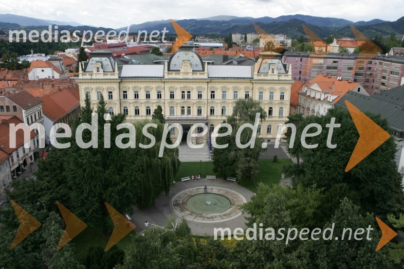 Pogled na Maribor iz zvonika Stolne cerkve. Rektorat Univerze v Mariboru, Slomškov trg MariborMaribor, Slovenija