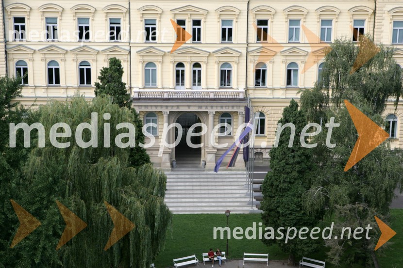 Pogled na Maribor iz zvonika Stolne cerkve. Rektorat Univerze v Mariboru, Slomškov trg MariborMaribor, Slovenija