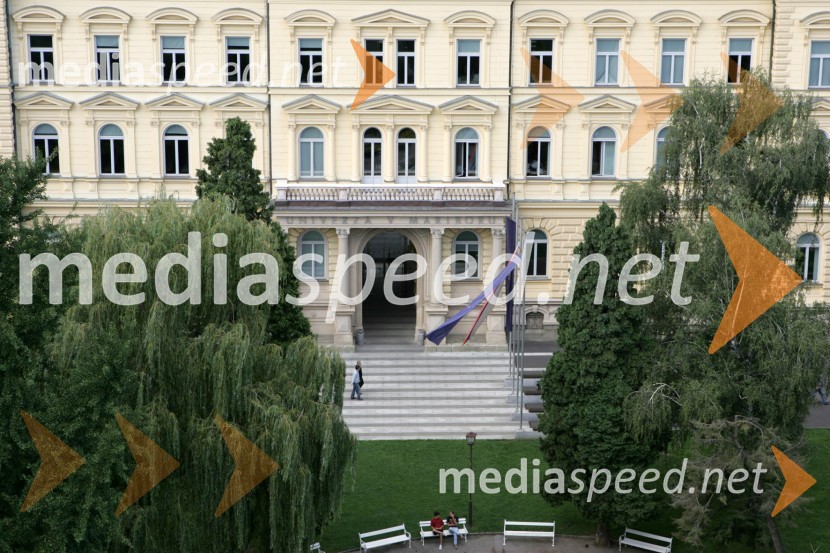 Pogled na Maribor iz zvonika Stolne cerkve. Rektorat Univerze v Mariboru, Slomškov trg MariborMaribor, Slovenija