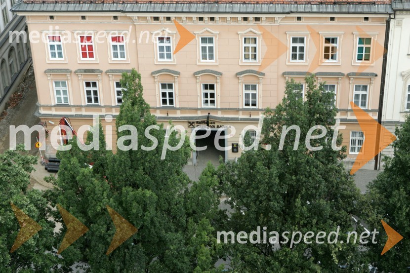Pogled na Maribor iz zvonika Stolne cerkve. Stavba Krekove banke, Slomškov trg MariborMaribor, Slovenija