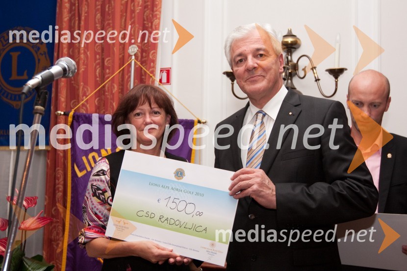 Miloša Kos Ovsenik, direktorica centra za socialno delo Radovljica in Zvone Špec, predsednik lions kluba Bled1. mednarodni dobrodelni golf turnir Lions Alpe Adria 2010