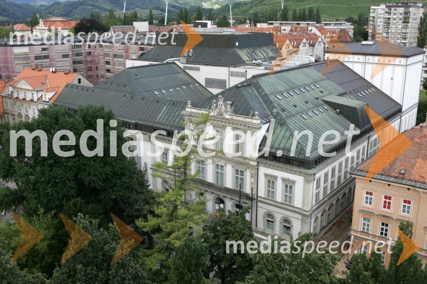 Pogled na Maribor iz zvonika Stolne cerkve. Slovensko narodno gledališče, Slomškov trg MariborMaribor, Slovenija