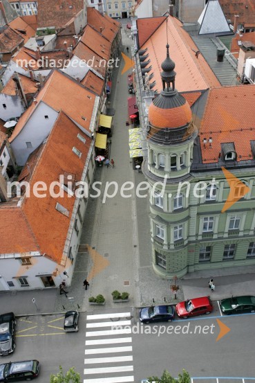 Pogled na Maribor iz zvonika Stolne cerkve. Poštna ulica, MariborMaribor, Slovenija