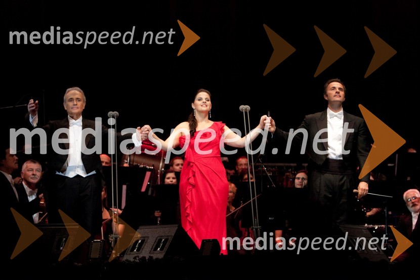 José Carreras,tenorist, Celina Byrne, operna pevka in David Giménez, dirigentJosé Carreras, koncert opernega pevca