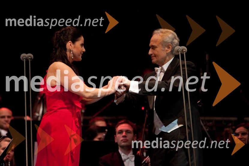 Celina Byrne, operna pevka in José Carreras, tenoristJosé Carreras, koncert opernega pevca