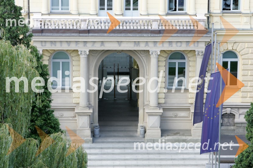 Pogled na Maribor iz zvonika Stolne cerkve. Rektorat Univerze v Marboru, Slomškov trgMaribor, Slovenija