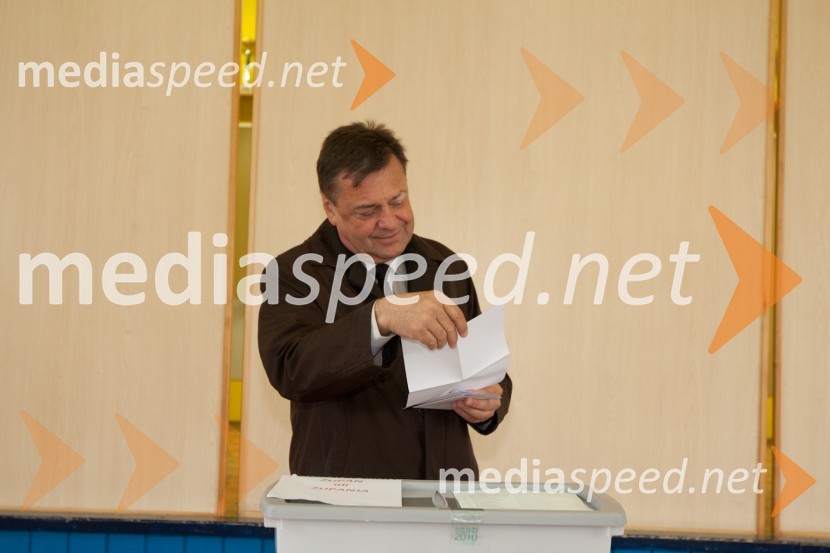 Zoran Jankovič, župan mestne občine Ljubljana
Svoj glas na volitvah je oddal župan Mestne občine Ljubljana Zoran Jankovič