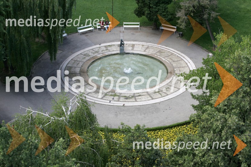 Pogled na Maribor iz zvonika Stolne cerkve. Fonana na Slomškovem trguMaribor, Slovenija