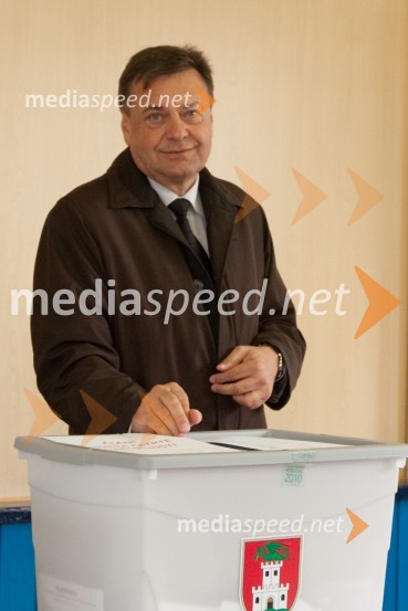 Zoran Jankovič, župan mestne občine Ljubljana
Svoj glas na volitvah je oddal župan Mestne občine Ljubljana Zoran Jankovič