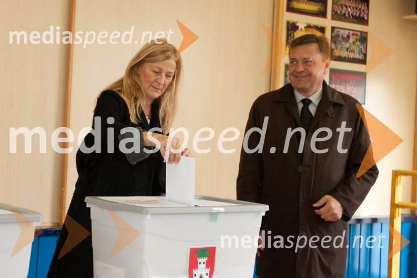 Mija Jankovič in soprog Zoran Jankovič, župan mestne občine Ljubljana
Svoj glas na volitvah je oddal župan Mestne občine Ljubljana Zoran Jankovič