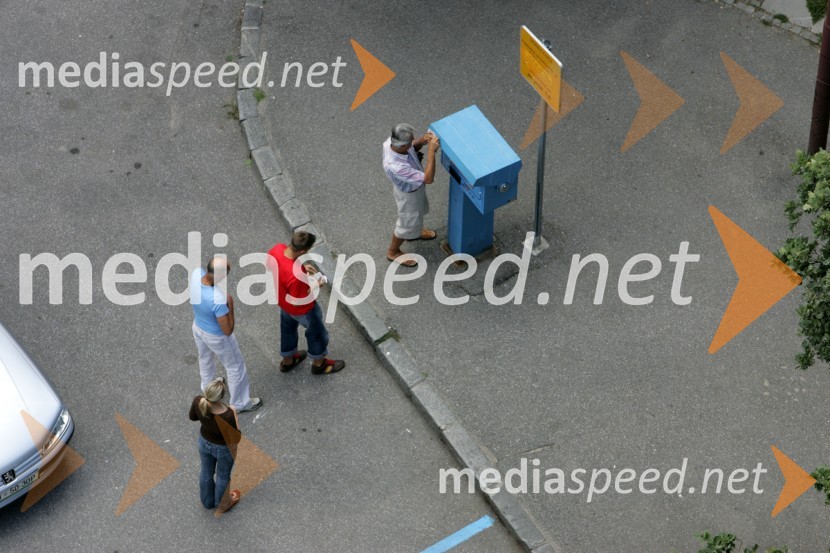 Pogled na Maribor iz zvonika Stolne cerkve. Kupovanje parkirnih lističev, Slomškov trgMaribor, Slovenija