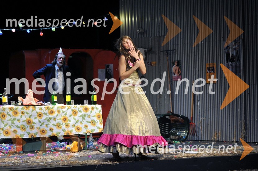 Pia Zemljič, igralkaŽupanova Micka, premiera komedije SLG Celje