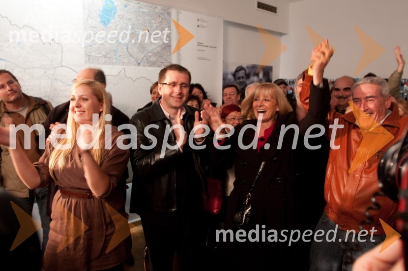 Jani Möderndorfer, podžupan Ljubljane, Jadranka Dakić, podžupanja Ljubljane in Aleš Čerin, podžupan LjubljaneSpremljanje rezultatov v štabu Zorana Jankoviča