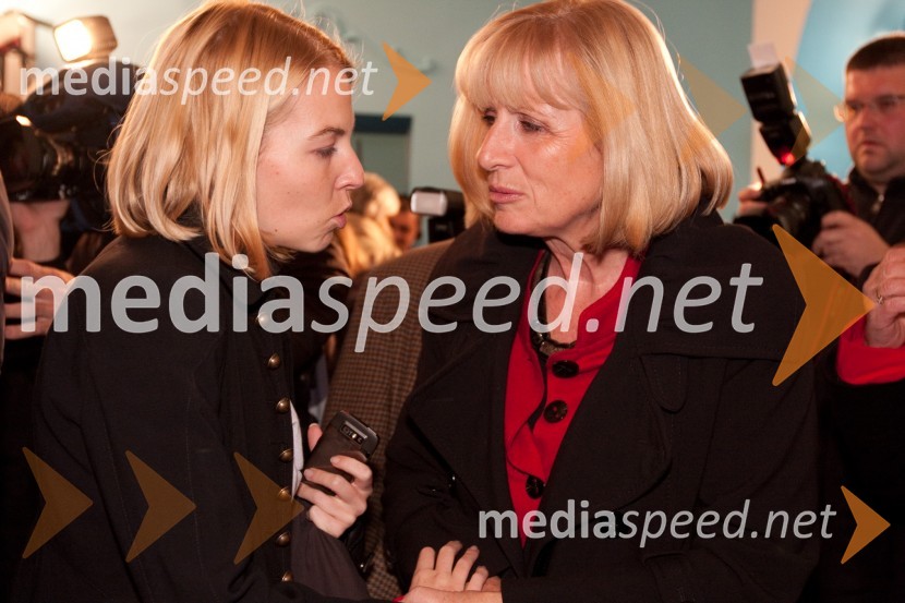 Tjaša Ficko, odnosi z javnostmi MOL in Jadranka Dakić, podžupanja LjubljaneSpremljanje rezultatov v štabu Zorana Jankoviča