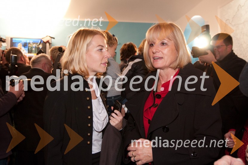 Tjaša Ficko, odnosi z javnostmi MOL in Jadranka Dakić, podžupanja LjubljaneSpremljanje rezultatov v štabu Zorana Jankoviča