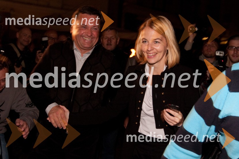 Zoran Jankovič, župan mestne občine Ljubljana in Tjaša Ficko, odnosi z javnostmi MOLSpremljanje rezultatov v štabu Zorana Jankoviča