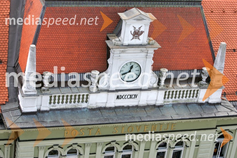 Pogled na Maribor iz zvonika Stolne cerkve. Streha glavne pošte, Slomškov trgMaribor, Slovenija