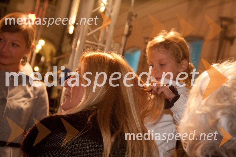 Mija Janković in vnukinja JuliaSpremljanje rezultatov v štabu Zorana Jankoviča