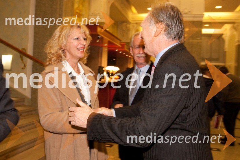 Blanka Šetinc, svetovalka za odnose z javnostmi v Kliničnem centru Ljubljana in Otmar Zorn, asistent guvernerja rotary distrikta 1910Rotary club Ljubljana praznoval 20 let