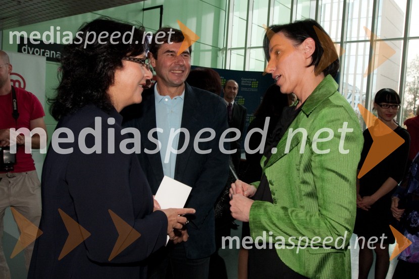 mag. Lilijana Kornhauser Cerar, Slovenka leta 2007, pediatrinja s spremljevalcem in Melita Berzelak, glavna in odgovorna urednica revije JanaZnanstvenica leta 2010