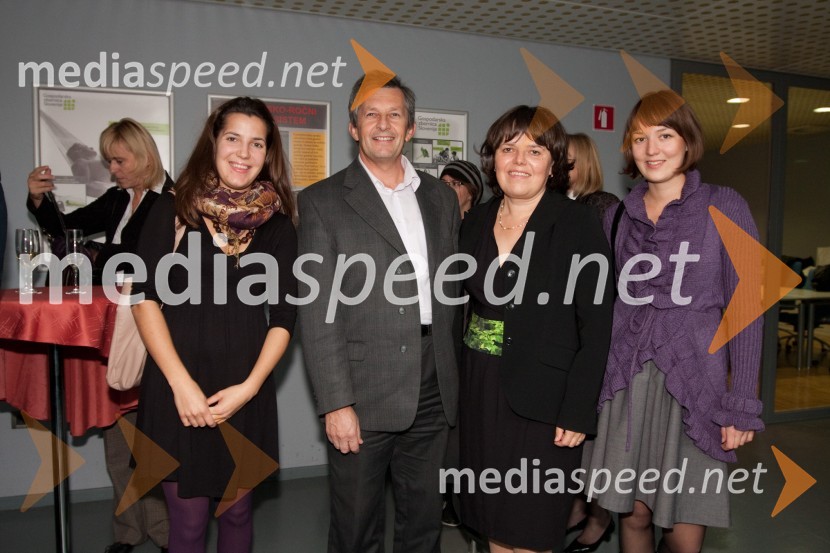 dr Maja Remškar, kandidatka za znanstvenico leta 2010 z družino: Lucija, Franjo in MarijaZnanstvenica leta 2010