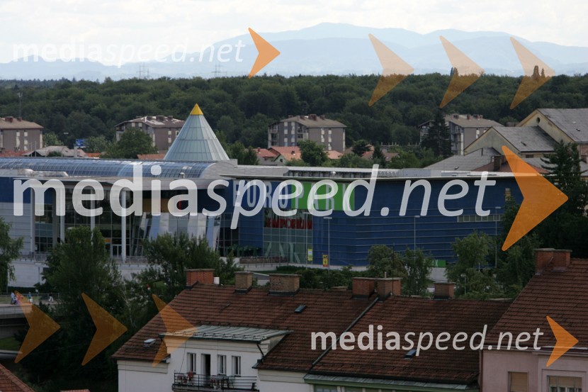 Pogled na Maribor iz zvonika Stolne cerkve, EuroparkMaribor, Slovenija
