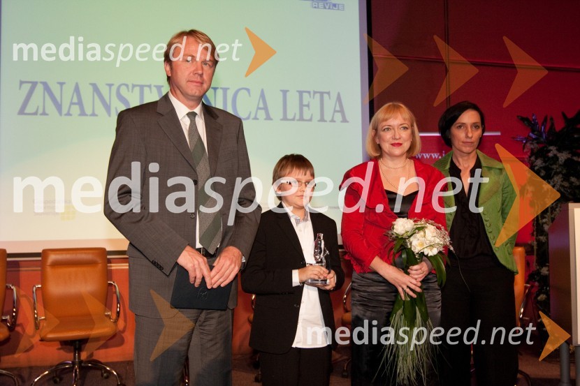 Gregor Golobič, minister za visoko šolstvo, znanost in tehnologijo, prof. dr. Renata Salecl, znanstvenica leta 2010, sin Tim in Melita Berzelak, glavna in odgovorna urednica revije JanaZnanstvenica leta 2010