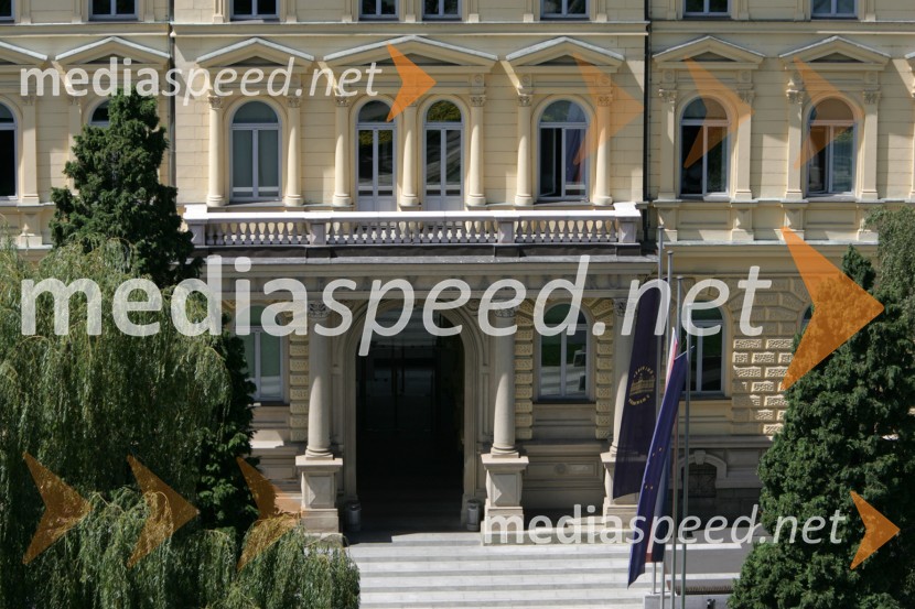 Pogled na Maribor iz zvonika Stolne cerkve. Rektorat Univerze v Marboru, Slomškov trgMaribor, Slovenija