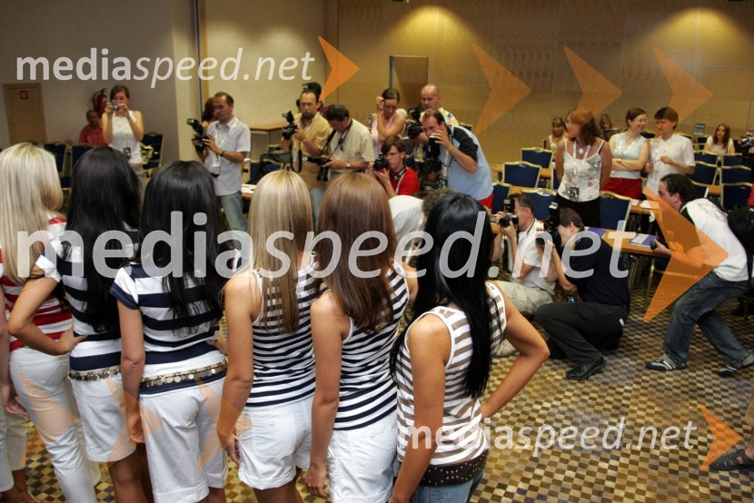 Kandidatke za Miss Slovenije 2006 na tiskovni konferenci pred izborom in novinarjiMiss Slovenije 2006, finalni izbor