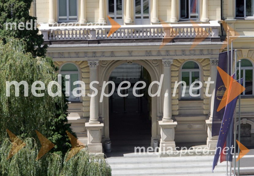 Pogled na Maribor iz zvonika Stolne cerkve. Rektorat Univerze v Marboru, Slomškov trgMaribor, Slovenija