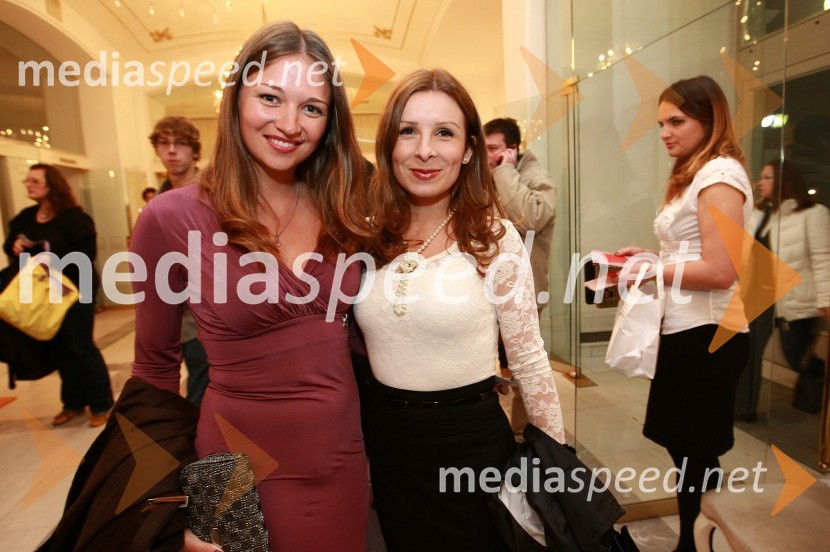 Alenka Šurlan, vodja promocije in odnosov z javnostjo v agenciji Collegium Mondial Travel ter Jana Ujčič, novinarka ter voditeljica na RTS45. Borštnikovo srečanje, otvoritev festivala