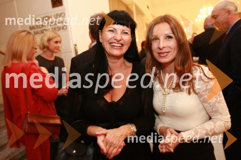 Mag. Helena Cvikl, direktorica Višje strokovne šole za gostinstvo in turizem v Mariboru (VSGT) ter Jana Ujčič, novinarka ter voditeljica na RTS45. Borštnikovo srečanje, otvoritev festivala