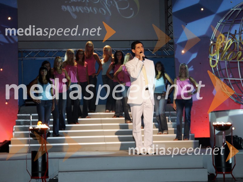 Kandidatke za Miss Slovenije 2006 in Stojan Auer, voditelj prireditveMiss Slovenije 2006, finalni izbor