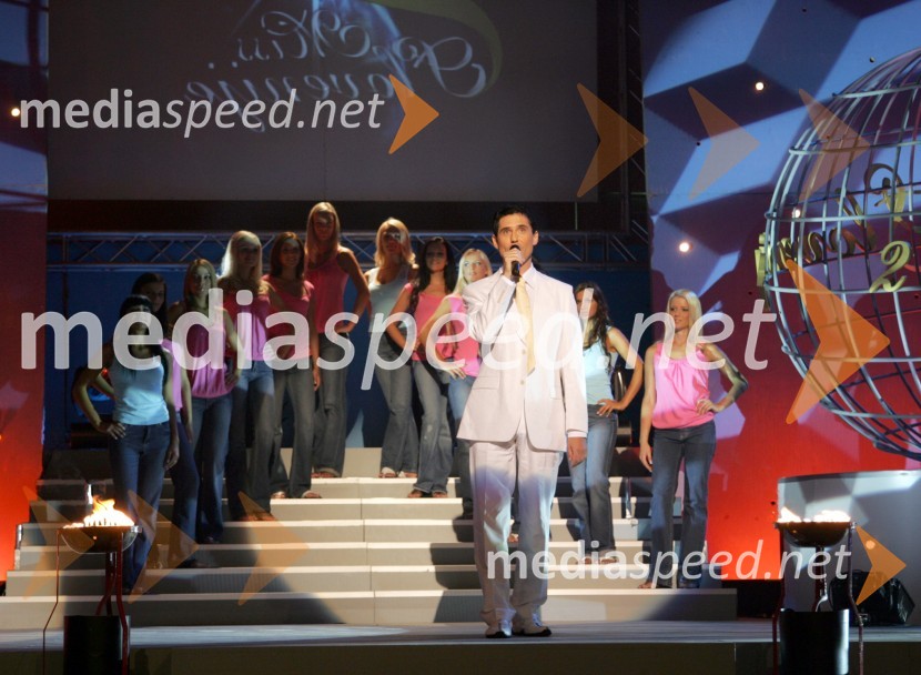 Kandidatke za Miss Slovenije 2006 in Stojan Auer, voditelj prireditveMiss Slovenije 2006, finalni izbor