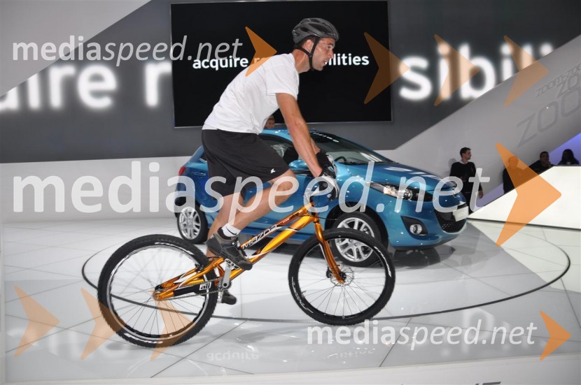 Prenovljena Mazda 2 in njena predstavitevAvtosalon Pariz 2010 - nekaj poslastic