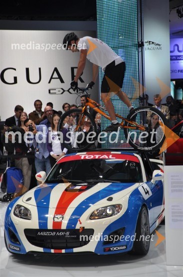 Prenovljena Mazda 2 in njena predstavitevAvtosalon Pariz 2010 - nekaj poslastic