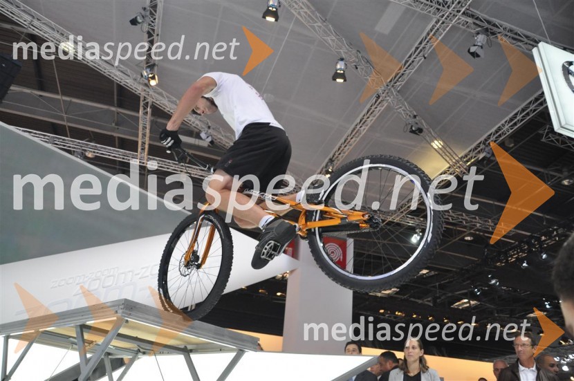 Prenovljena Mazda 2 in njena predstavitevAvtosalon Pariz 2010 - nekaj poslastic