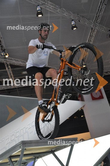 Prenovljena Mazda 2 in njena predstavitevAvtosalon Pariz 2010 - nekaj poslastic