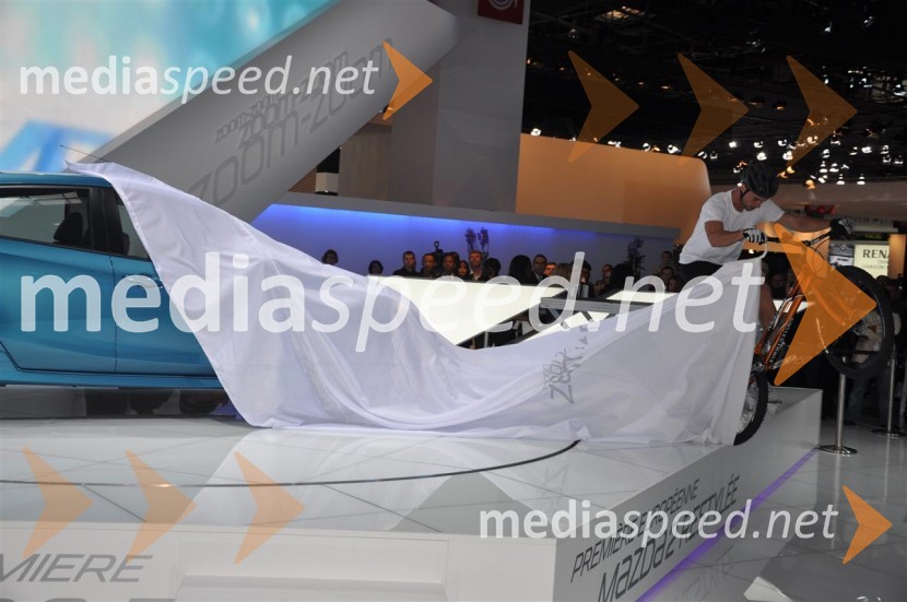 Prenovljena Mazda 2 in njena predstavitevAvtosalon Pariz 2010 - nekaj poslastic