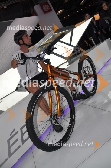 Prenovljena Mazda 2 in njena predstavitevAvtosalon Pariz 2010 - nekaj poslastic